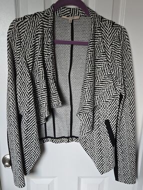 41 Hawthorn Black and White Herringbone Draped Open-Front Cardigan